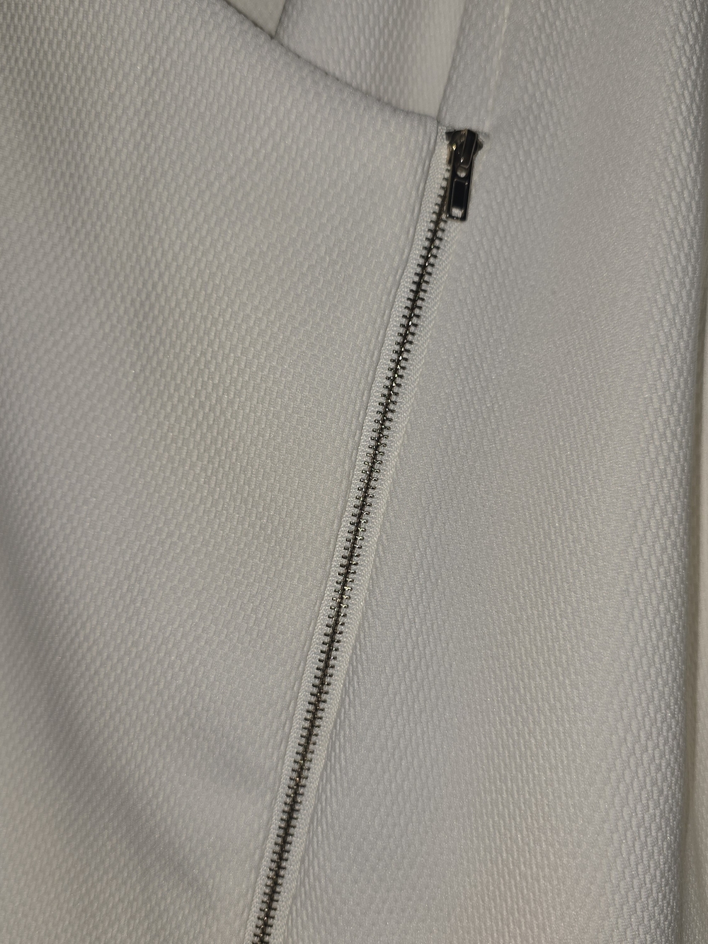 Chic Off-White Asymmetrical Zip Blazer - Picture 3 of 4